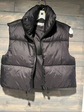 NWT black puffer short zip-up vest XS